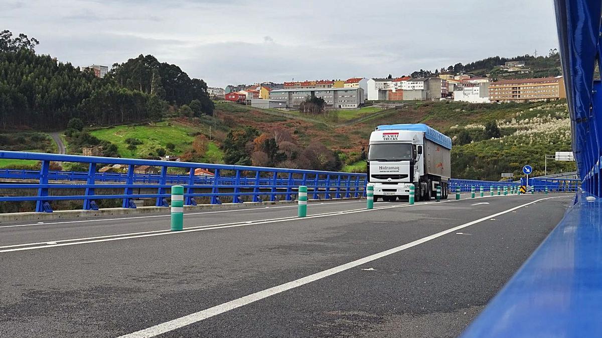 Un camión circula por un viaducto del acceso al puerto exterior de Langosteira (AC-15). |   // LA OPINIÓN