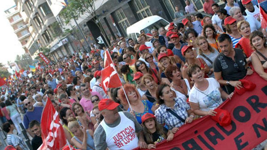 Miles de personas durante una manifestación en julio en la capital grancanaria. | j. c. castro