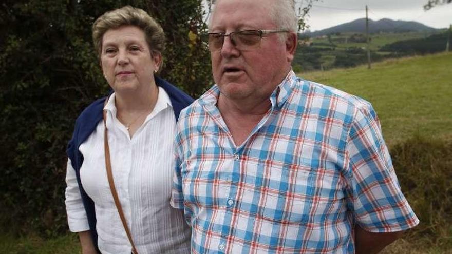 La primera Reina, Lupe Fernández, y su hermano Lolo, primer Rey.