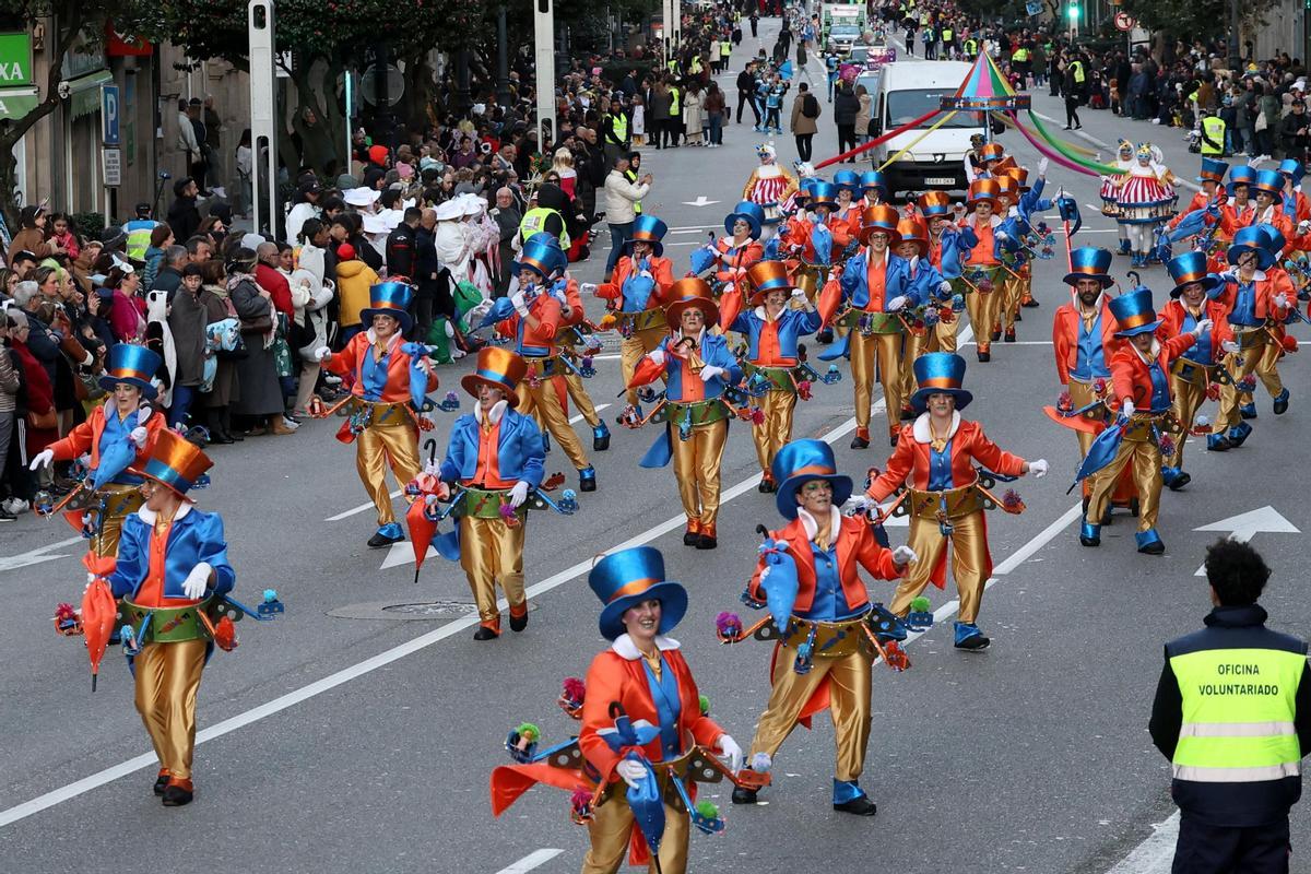 Vigo festeja su Entroido: el desfile de comparsas llena las calles