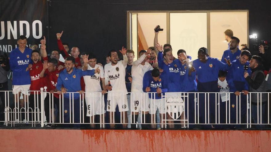 Celebración de los jugadores del Valencia tras la clasificación para la final.