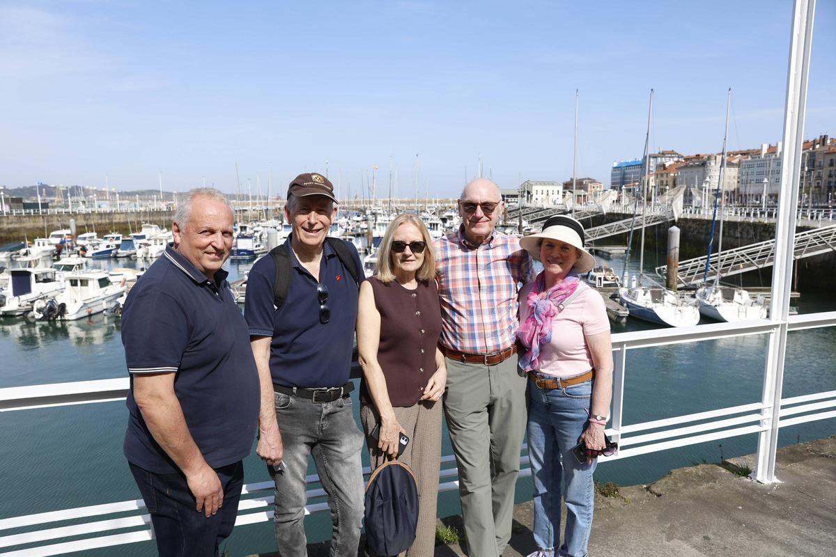 Gijón recibe a los primeros cruceristas de la temporada (en imágenes)