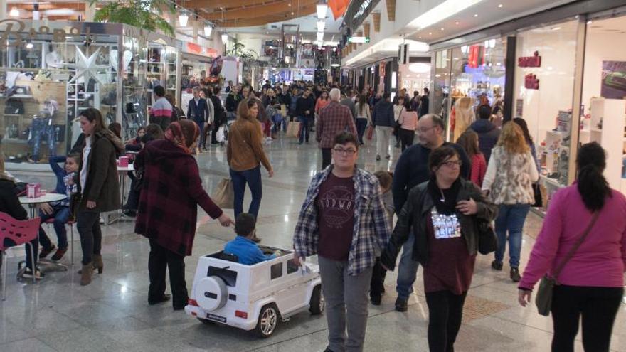 Los centros comerciales abrirán Jueves Santo y el día de la Venida de la Virgen