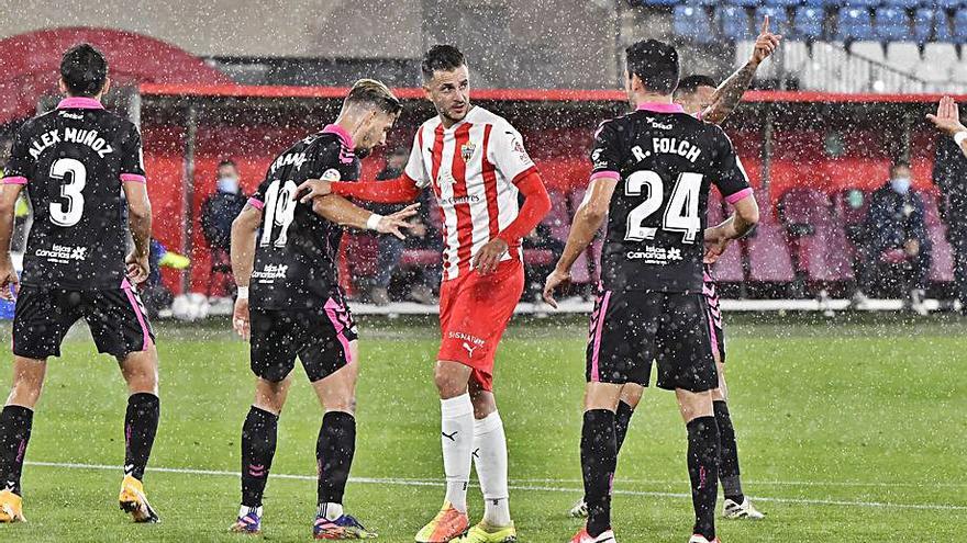 Una acción del Almería-Tenerife de ayer. | | LOF