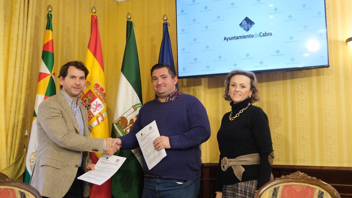 El alcalde cierra el acuerdo con el presidente de la Agrupación de Cofradías de Cabra.
