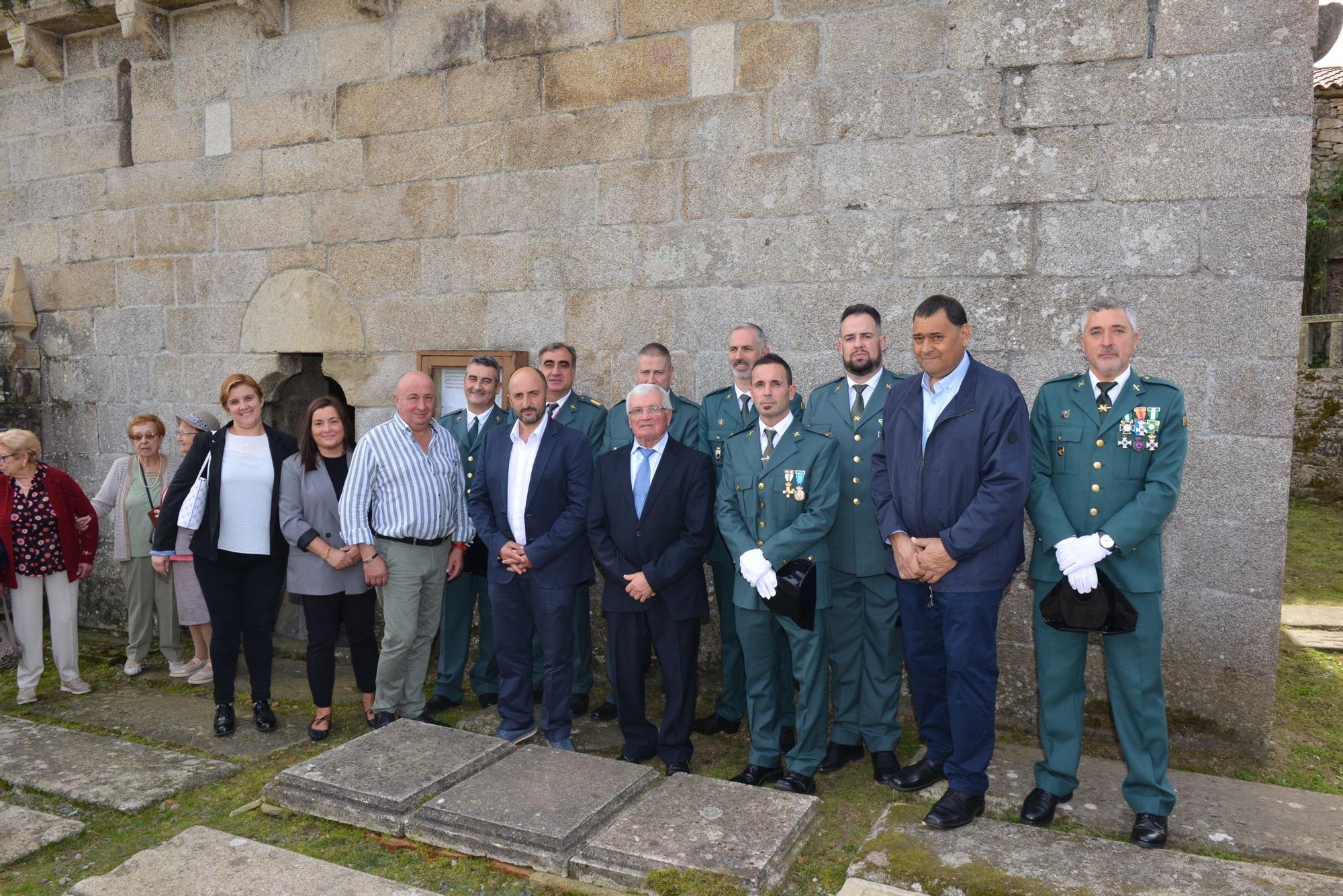 Miembros de la corporación de Rodeiro, con el alcalde al frente, junto a guardias y exregidores del PP.