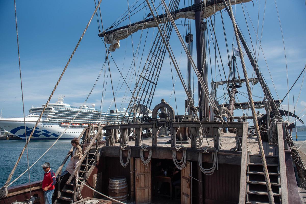 El galeón Andalucía recibe visitas hasta el domingo en el muelle de Calvo Sotelo