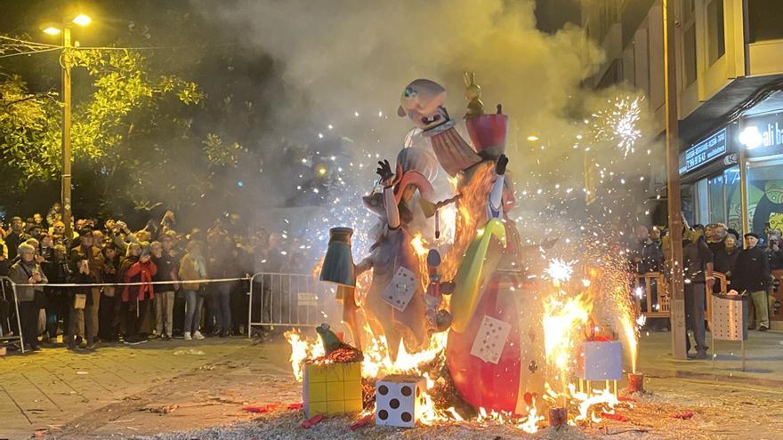 Galería I Fallas Benicarló: Arde la falla El Caduf, mejor monumento en la categoría infantil.