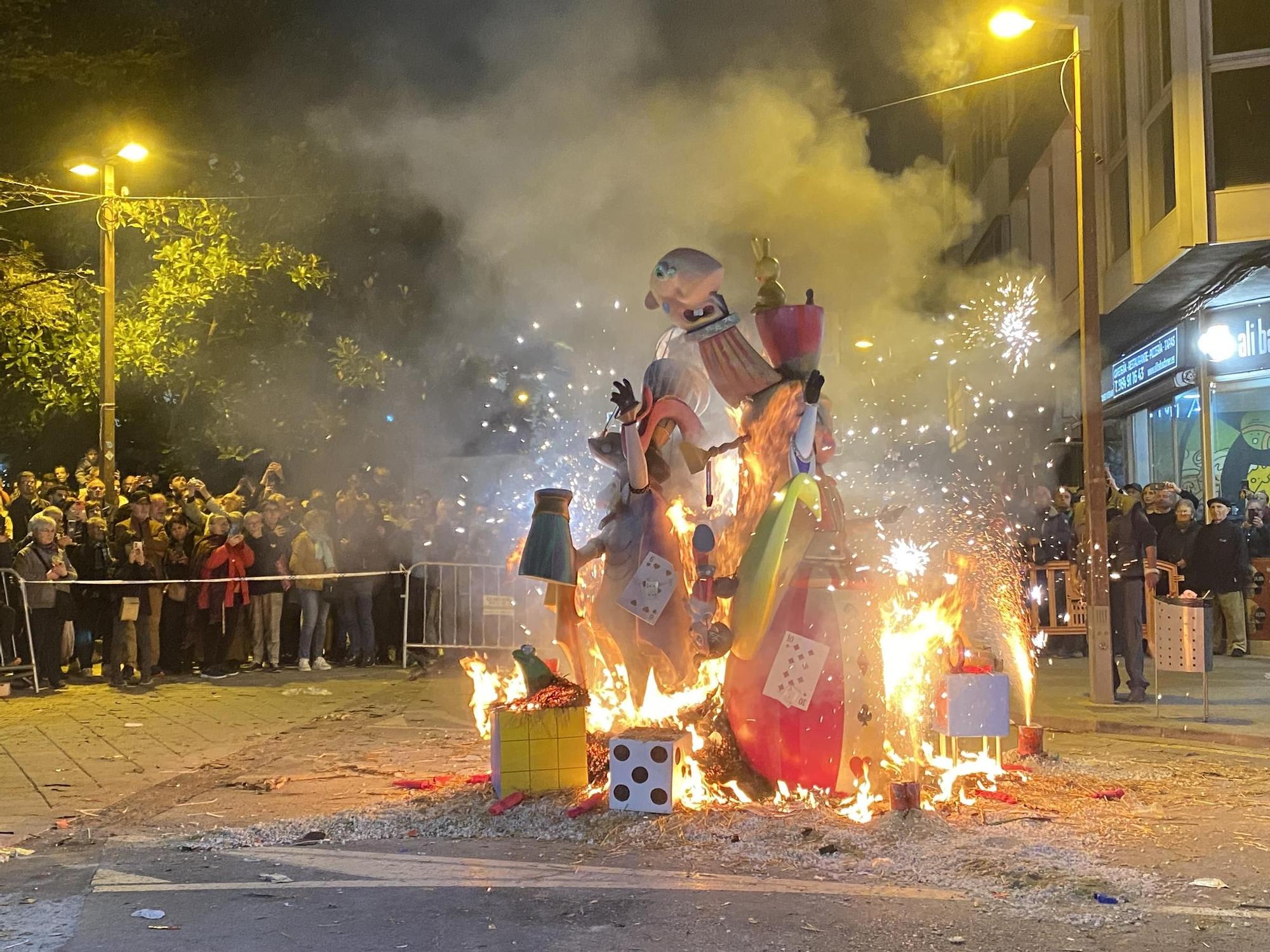 GALERÍA I FALLAS BENICARLÓ: Arde la falla El Caduf, mejor monumento en la categoría infantil.