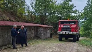 Catoira lleva agua en un camión cisterna a los vecinos de Coaxe que se han quedado sin reservas por la sequía