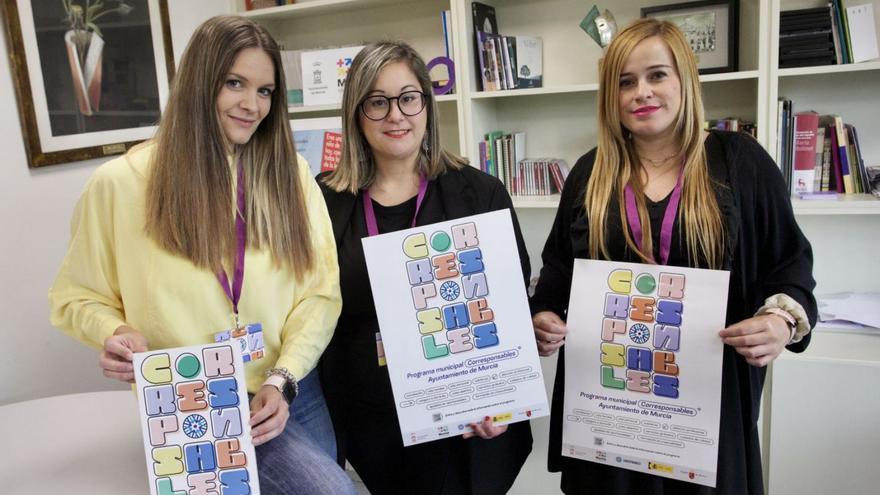 Ana Ruiz, Inmaculada Martínez y Ana Belén, técnicas que hacen de canguros a domicilio. | JUAN CARLOS CAVAL