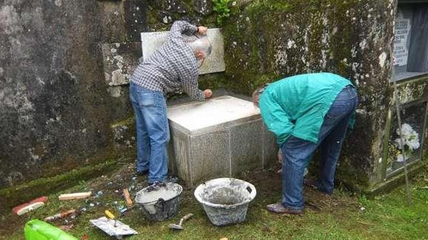 Voluntarios trabajan en la reposición de la tumba.