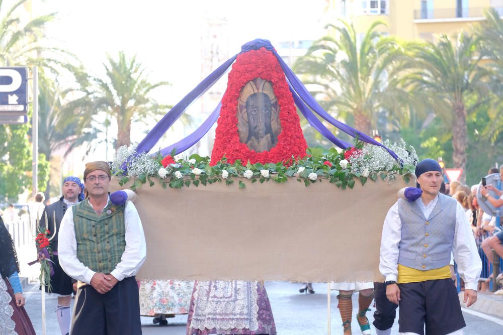 Los festeros aprovechan la Ofrenda para protestar contra la violencia de género con flores y lazos morados