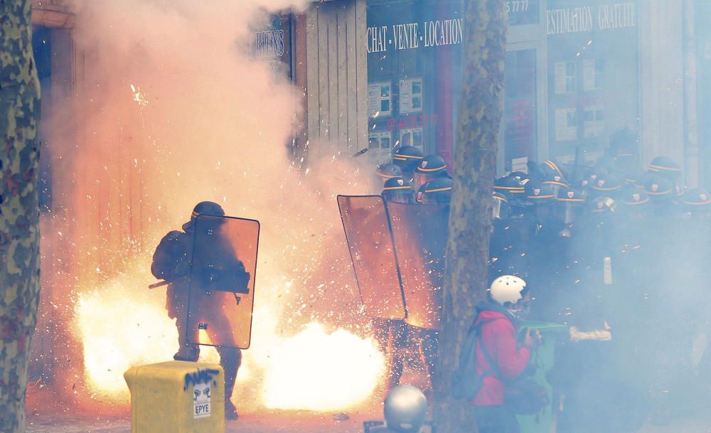 Miles de trabajadores y estudiantes volvieron a protestar en Francia contra la reforma laboral del Gobierno socialista, en una jornada que se saldó con perturbaciones en los transportes y altercados e