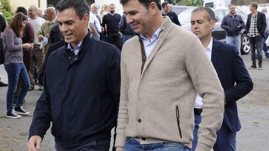 Nicolás González Casares camina junto a Pedro Sánchez, durante una visita del líder del PSOE a una cooperativa de Lalín en la campaña de las autonómicas de 2016. // Bernabé/Javier Lalín