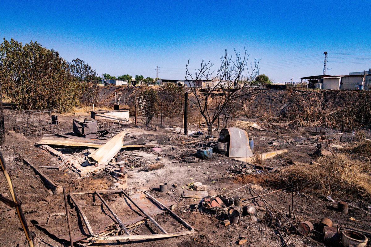 El 1 de julio de 2025, un día después del incendio, la zona cero en las barracas cercanas al Port de Barcelona revela las cenizas de lo que fueron muebles, camas, electrodomésticos, herramientas y elementos de huerto, testimonio de la destrucción causada por el fuego.