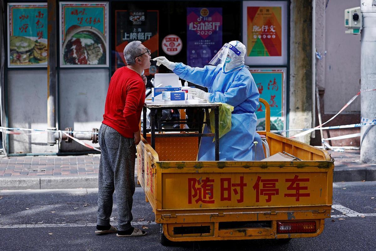 Un hombre se hace una PCR en Shanghái.