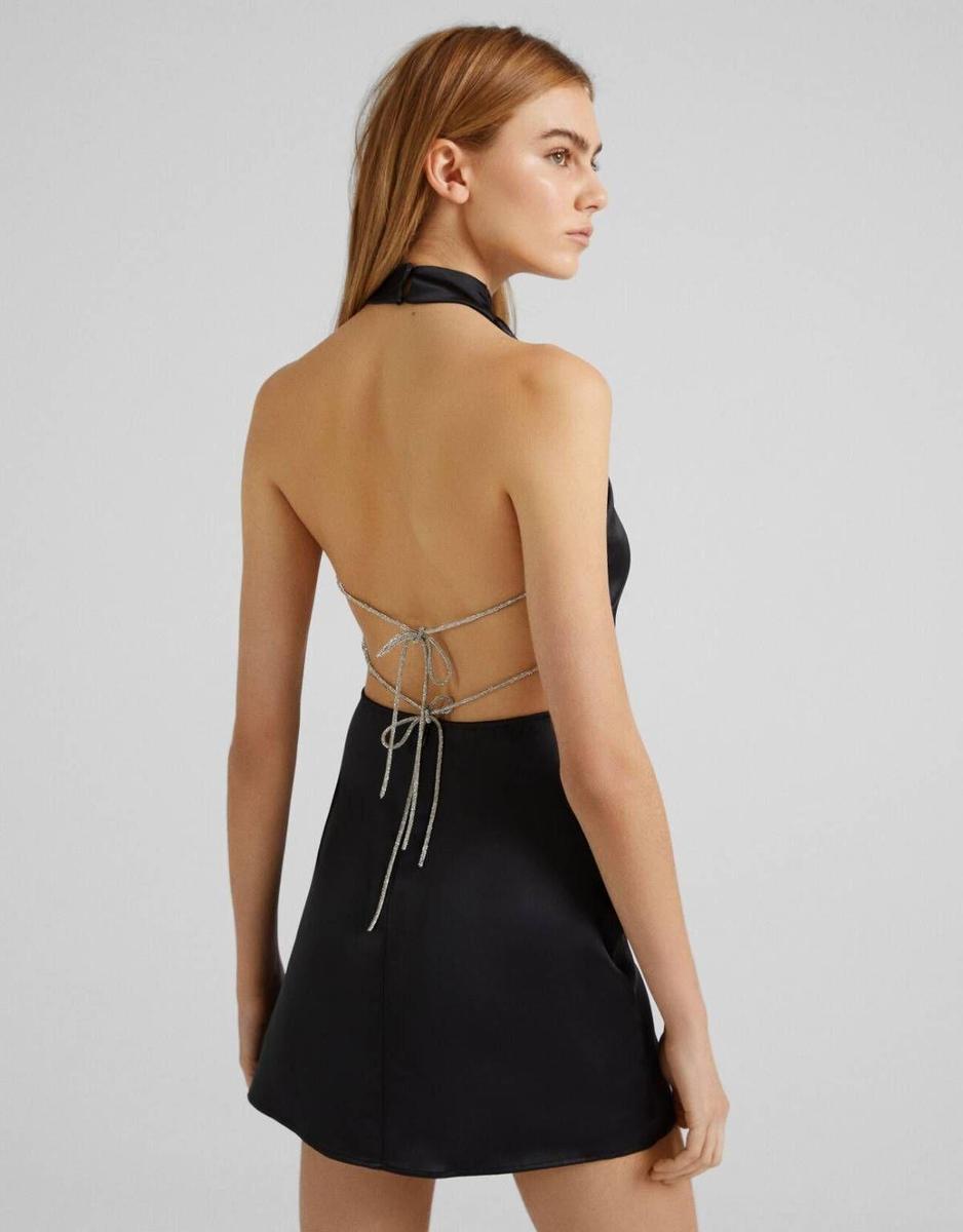 Detalles de la espalda del vestido satinado de Bershka