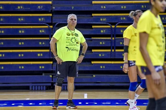 25-02-20 DEPORTES. CENTRO INSULAR DE LOS DEPORTES. LAS PALMAS DE GRAN CANARIA. Entrenamiento y foto de grupo del equipo femenino de volleyball IBSA 7 Palmas.    Fotos: Juan Castro.  | 25/02/2020 | Fotógrafo: Juan Carlos Castro