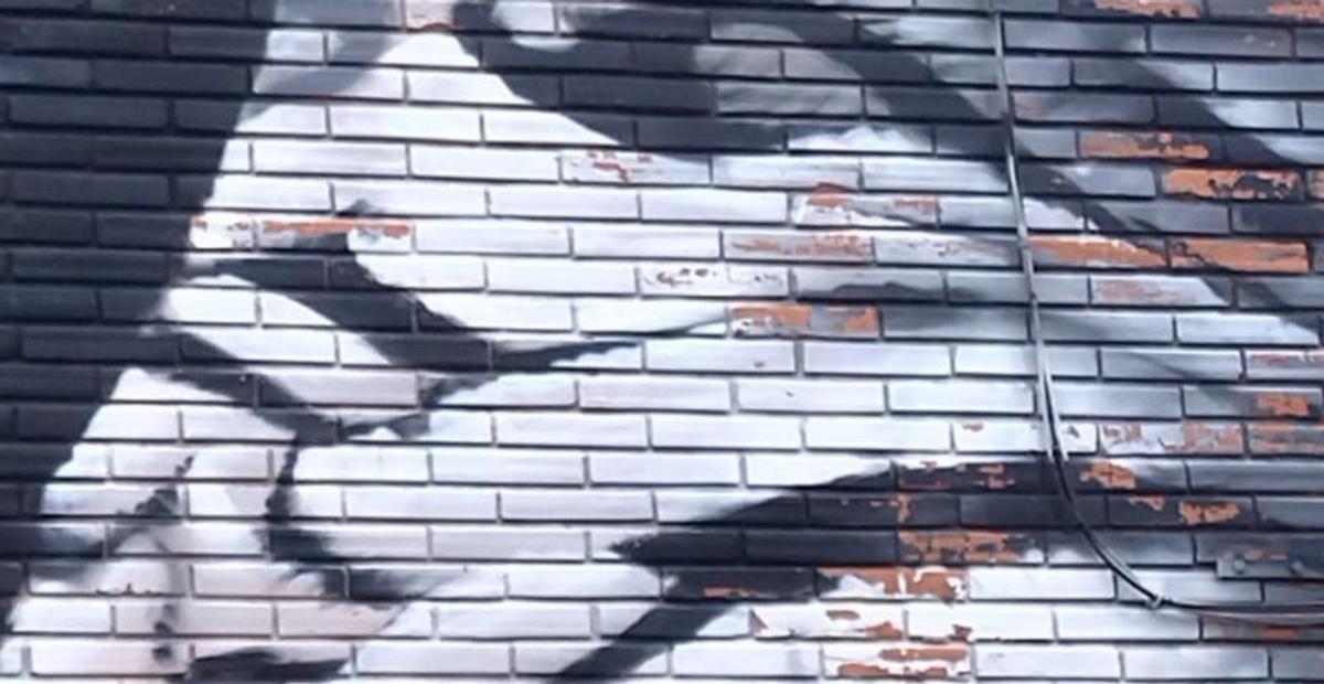 Los vecinos de Veguín urgen la reparación del mural de Tino Casal