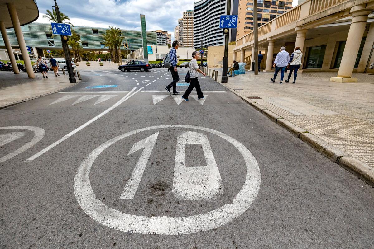 Una de las zonas a 10 km/hora de Benidorm con una &quot;meseta&quot; en el cruce.