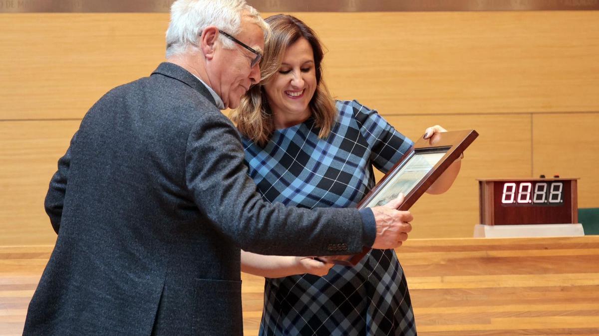 La alcaldesa entrega a Ribó un grabado de València como regalo de despedida