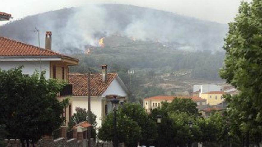 Tercer pueblo desalojado por los incendios en la Sierra de Gata