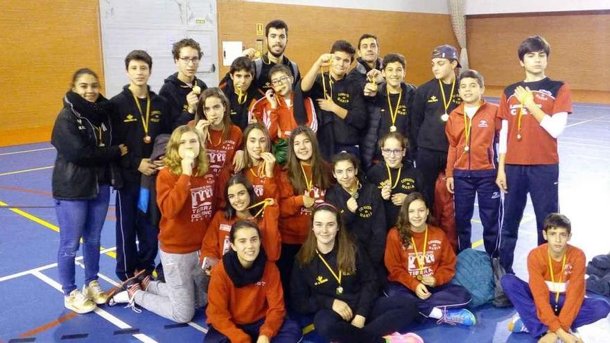 Los jugadores posan con sus medallas.