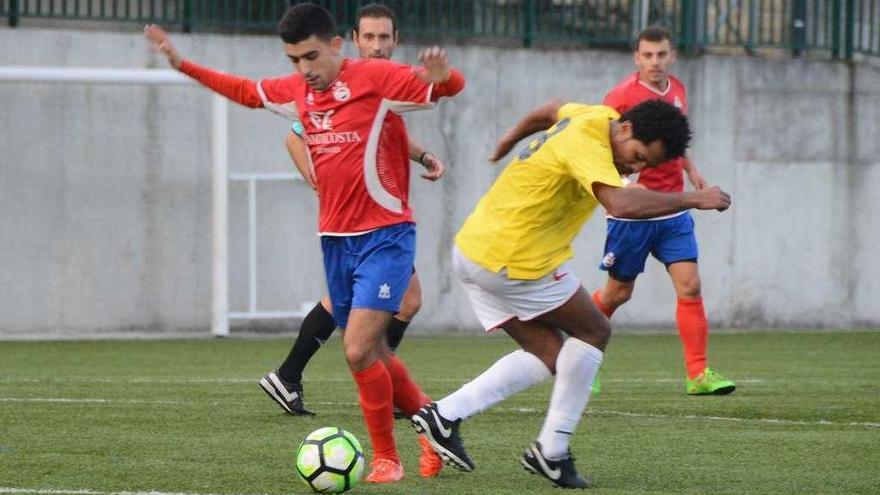 Un jugador del Domaio trata de llevarse el balón ante uno del San Martín. // Gonzalo Núñez