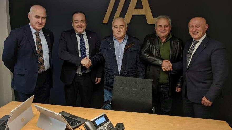 Representantes de Abanca con los de Val do Deza y Gandeiros do Deza.