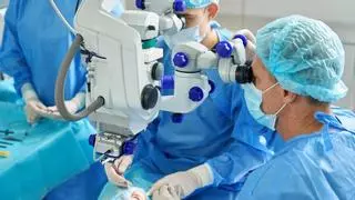 Cirugía del cristalino: así es la operación de 10 minutos que puede quitar las cataratas... y las gafas