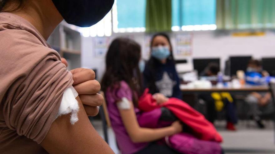 Menores tras recibir la vacuna pediátrica contra el coronavirus en Extremadura.