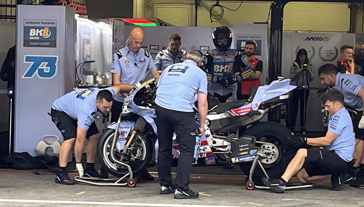 El equipo Gresini, uno de los mejores del Mundial de MotoGP, le entrada la Ducati a Àlex Márquez, hoy, para su último giro.