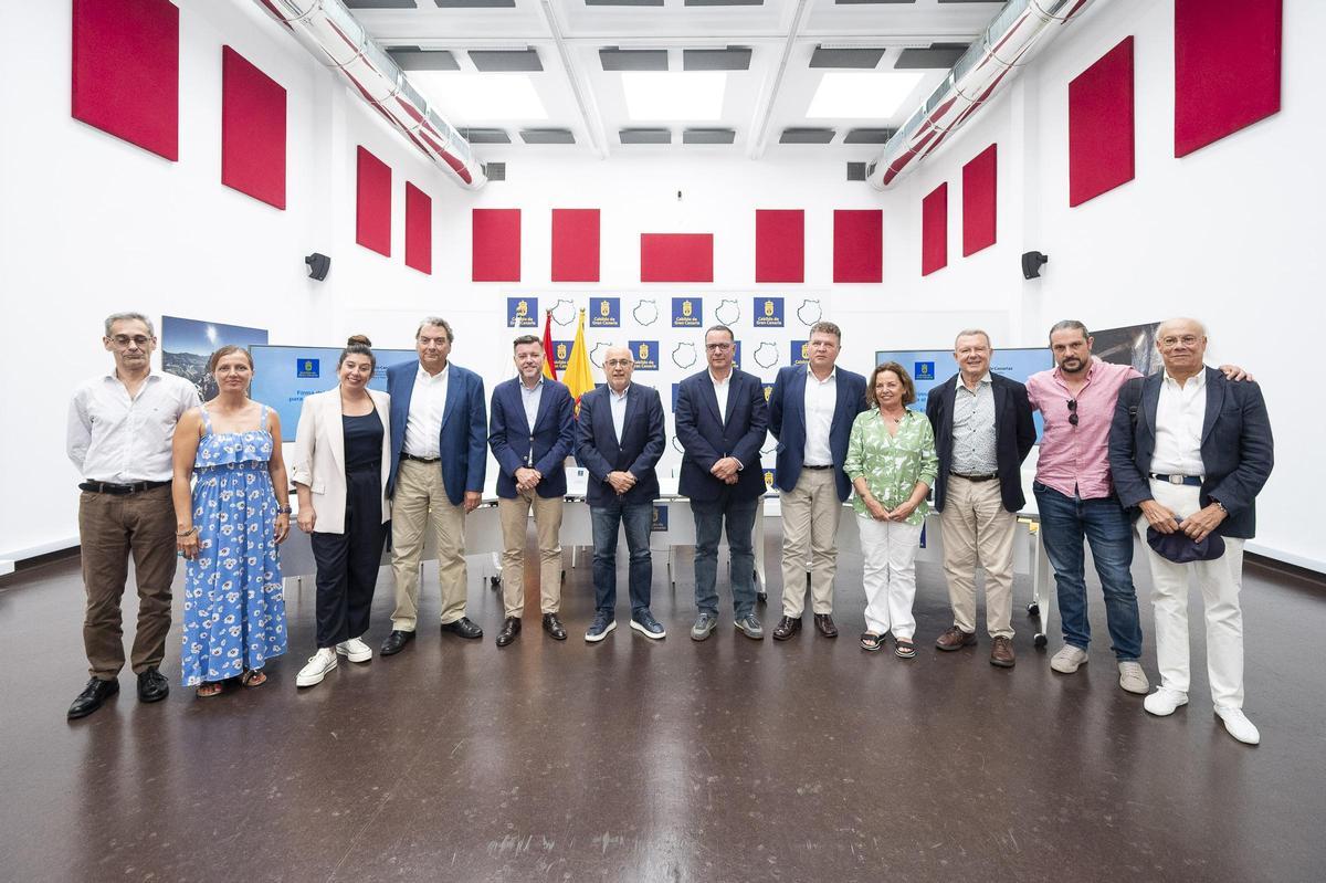 Autoridades reunidas durante la firma del convenio para habilitar la nueva sede de la Escuela de Actores de Canarias.