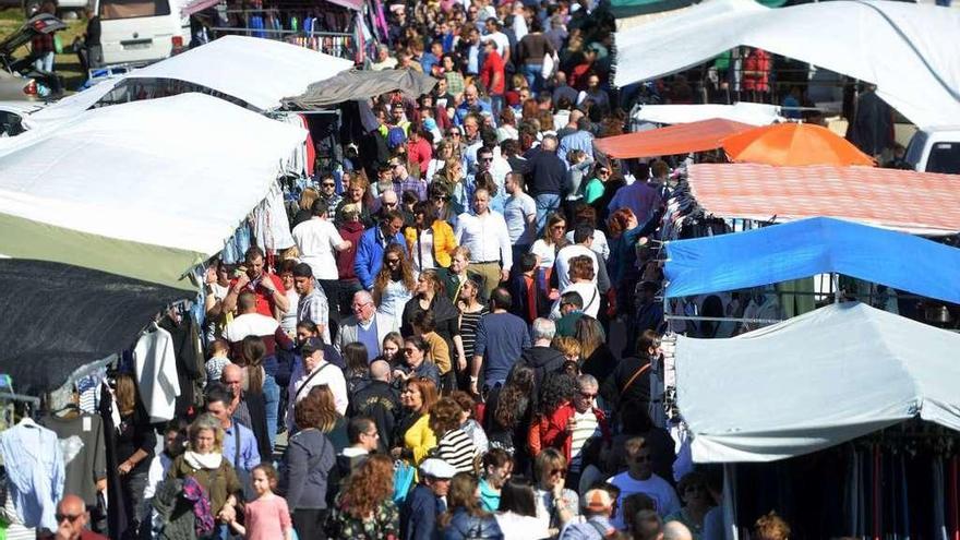 Imagen del primer día del nuevo mercadillo de Barro, hace un año. // Gustavo Santos