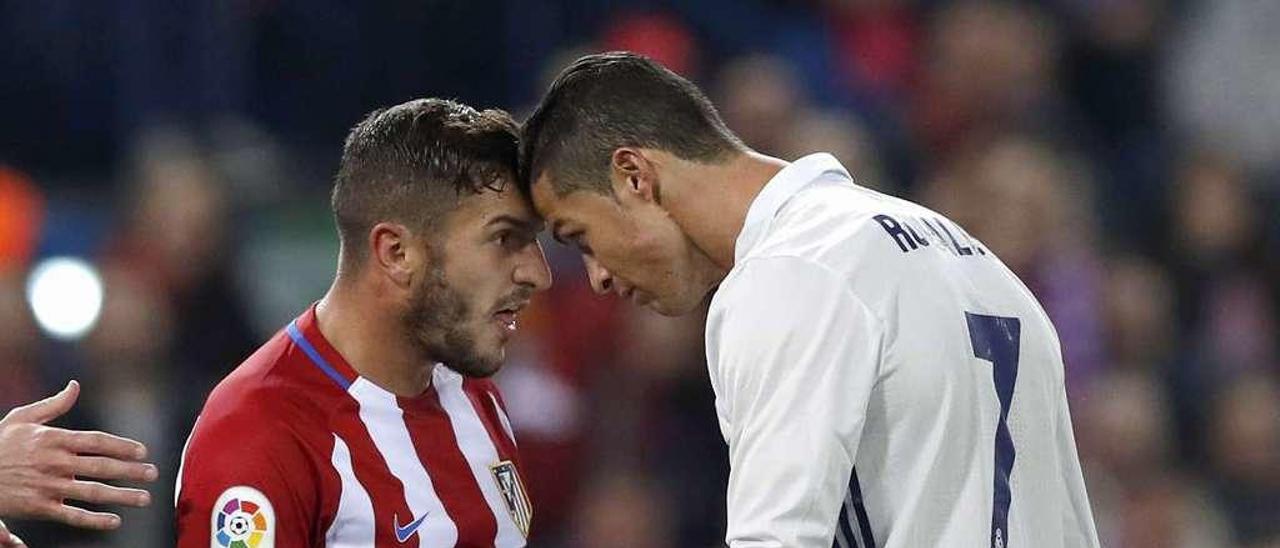 Koke se encara con Cristiano Ronaldo durante el partido. // Chema Moya