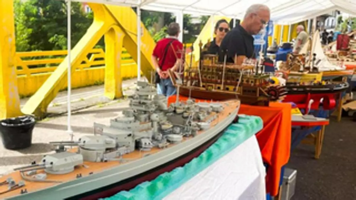 Un juego de niños y no tan niños en El Entrego: pasión por el modelismo naval