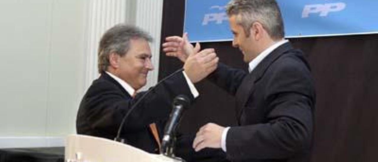 Alfonso Rus abraza a Marcos Benavent, en un mitin del PP en Xàtiva, en una imagen de archivo.