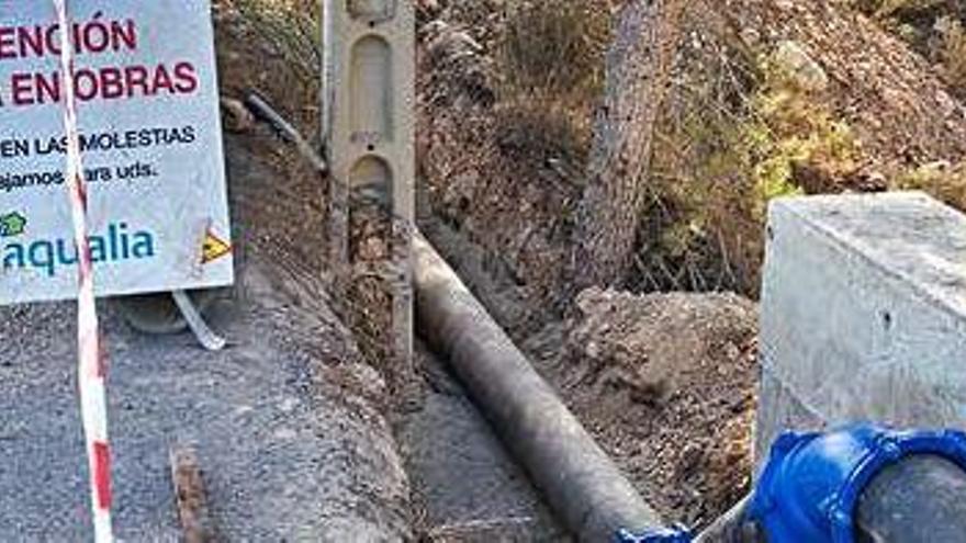 Obras de instalación de una tubería de agua en la carretera de Sant Josep, en una imagen de archivo.