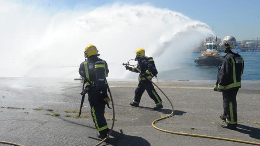 Simulacro de incendio en el puerto de A Coruña. / V.Echave