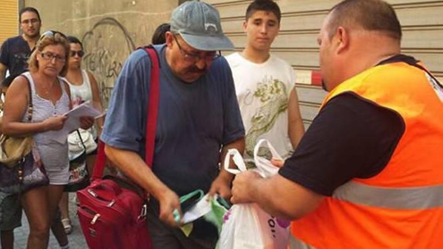 Sobreseen la querella de España 2000 por prohibírsele el reparto «discriminatorio» de comida