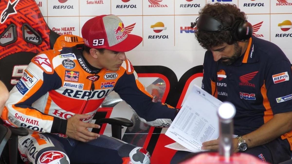 Marc Márquez y su ingeniero Santi Hernández, durante los tests celebrados, en Brno, el pasado lunes.