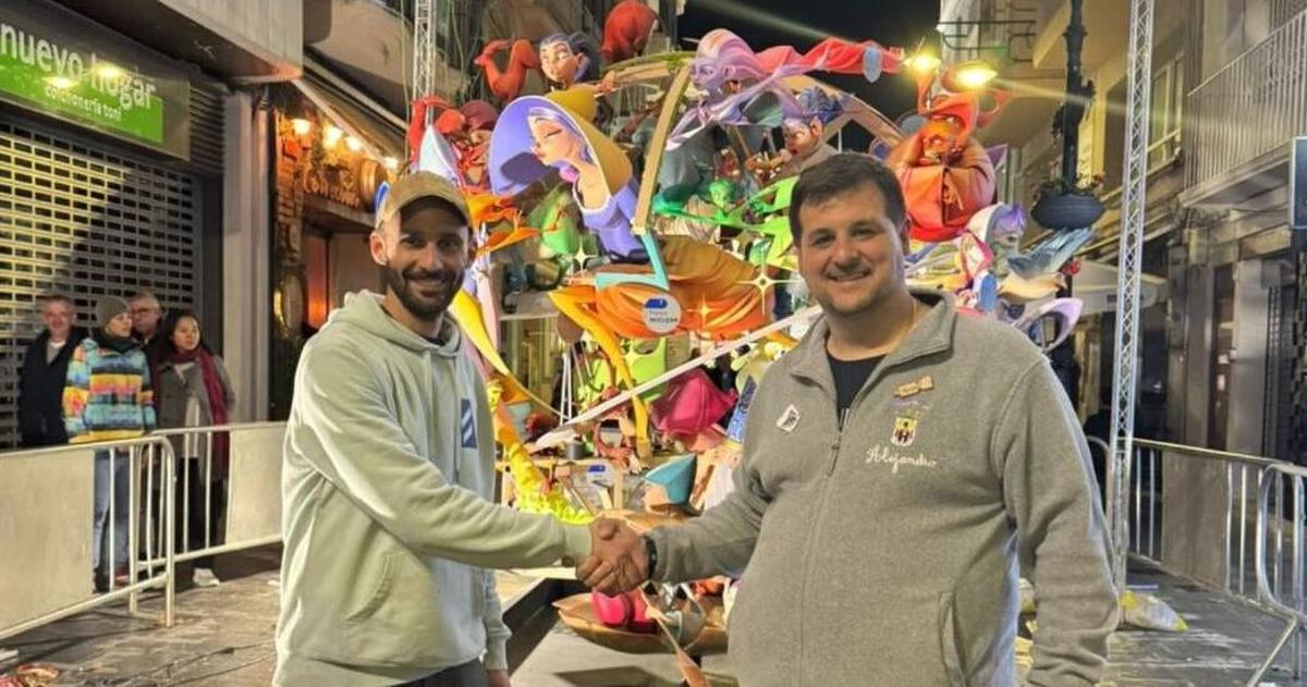 El artista y el presidente de la Vilanova de Gandia ante el monumento infantil ganador de 2026