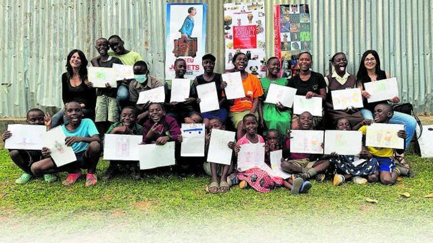 Una imatge dels nens a Entebbe amb el projecte del Museu del Joguet.