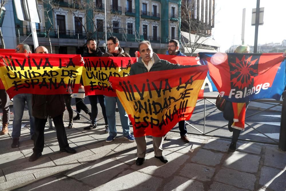 Manifestants de la Falange al voltant del Tribunal Suprem