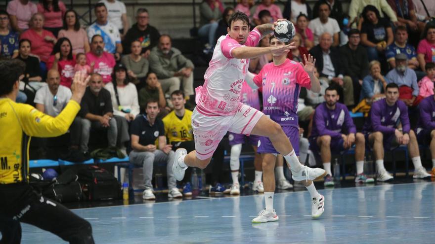 Martín Gayo arma el brazo para lanzar en el duelo entre el Frigoríficos del Morrazo y el Logroño.