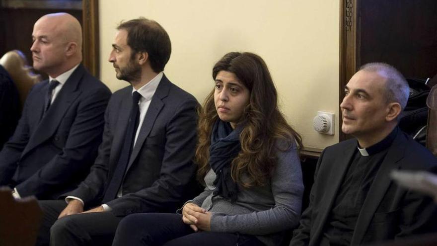 Por la derecha, Lucio Ángel Vallejo, Francesca Chaouqui y los periodistas Gianluigi Nuzzi y Emiliano Fittipaldi.