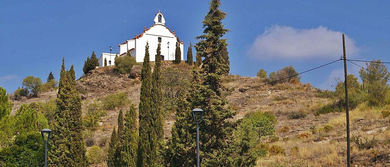 Tras los cipreses, solar de la Iglesia en Algar de Palància. | LEVANTE-EMV