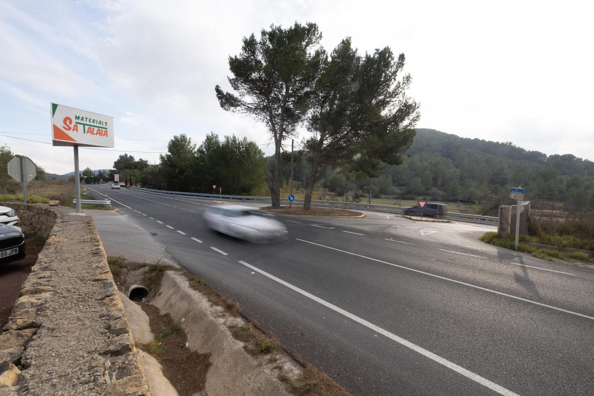 Galería: Accidente entre una moto y un camión en la carretera de Sant Josep