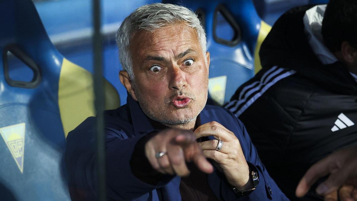 Florentino anuncia el regreso de Mourinho para contraprogramar a Riquelme